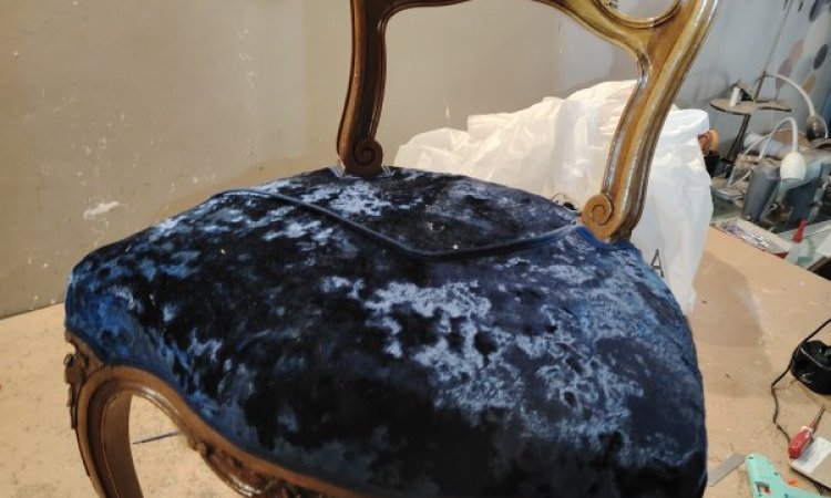 petite chaise remodelé en crush bleu marine